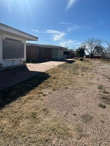 view of yard featuring a patio area