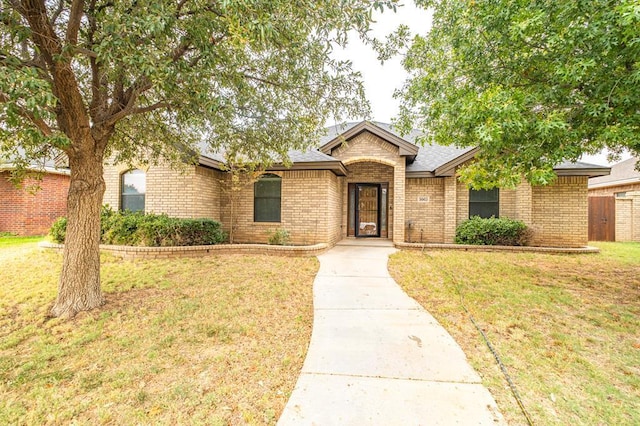 single story home with a front lawn