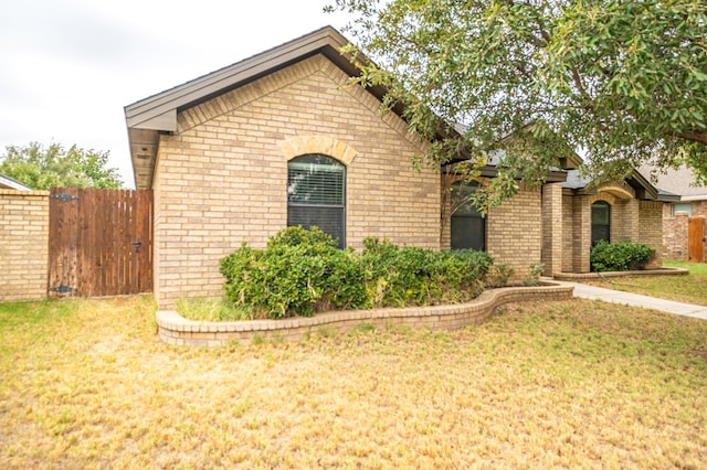 view of front of property with a front lawn