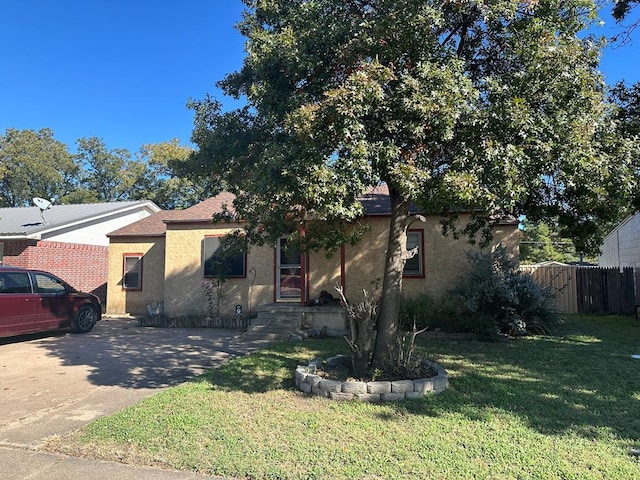 view of front of house with a front lawn