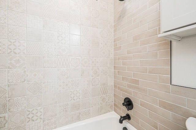 bathroom featuring tiled shower / bath