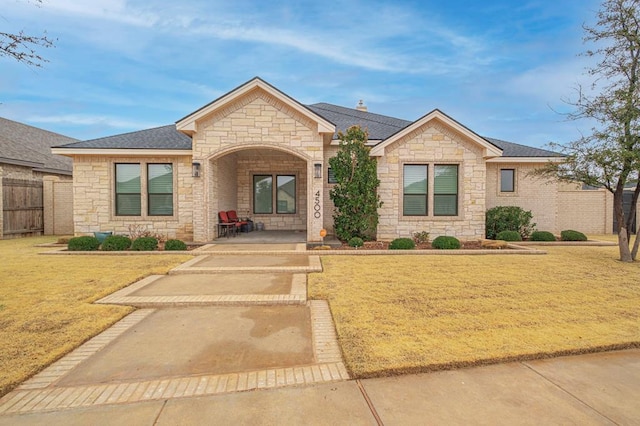 view of front of property with a front yard