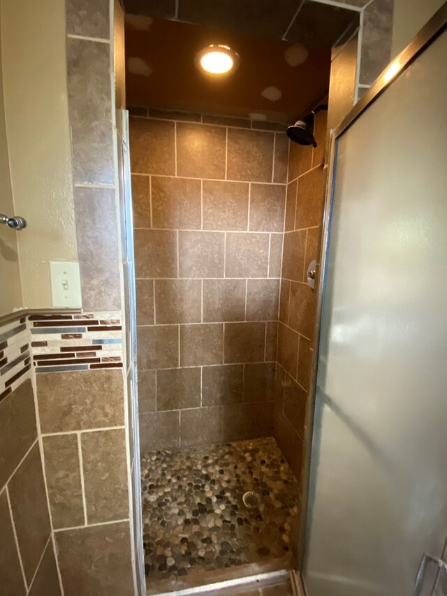 bathroom featuring a tile shower