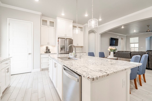 kitchen featuring tasteful backsplash, a sink, stainless steel appliances, recessed lighting, and a ceiling fan