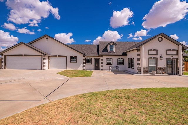 view of front of house featuring a front lawn and a garage