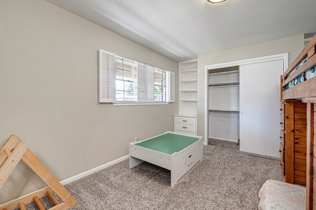 playroom with baseboards, carpet flooring, and built in shelves