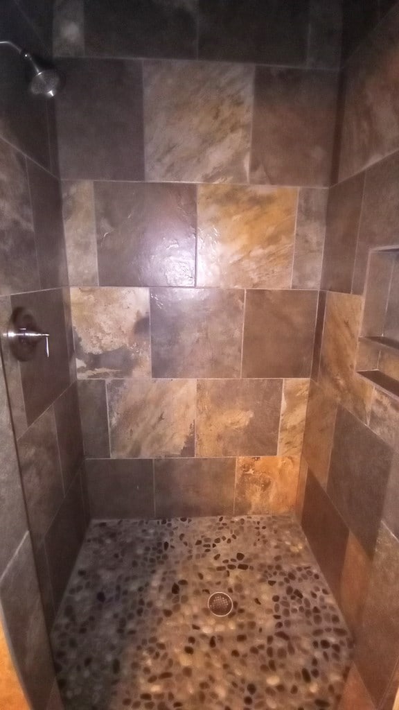 details with a tile shower