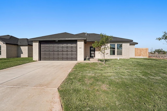 view of front of home featuring a front lawn and a garage