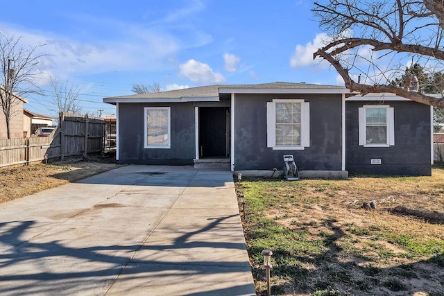 1105 Lamar Ave, Big Spring, TX 79720 - view of front of home with driveway, fence, and concrete block siding