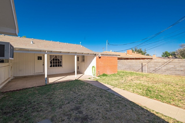 view of yard featuring a patio