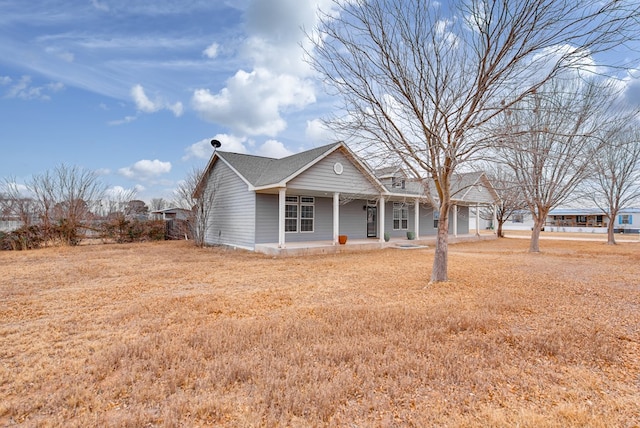 view of front facade featuring covered porch and a front lawn