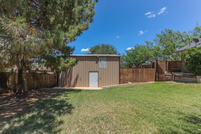 view of yard with an outdoor structure