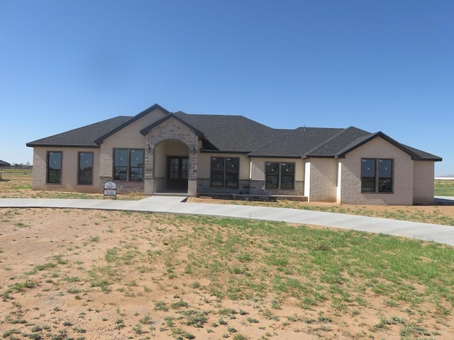 view of front facade with a front lawn