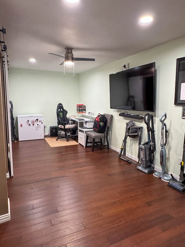 misc room with recessed lighting, wood finished floors, baseboards, and ceiling fan