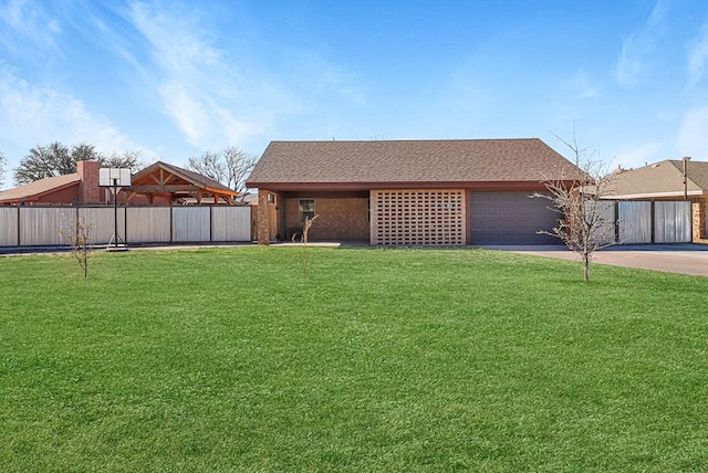 view of front of property featuring a shingled roof, a front lawn, fence, a garage, and driveway