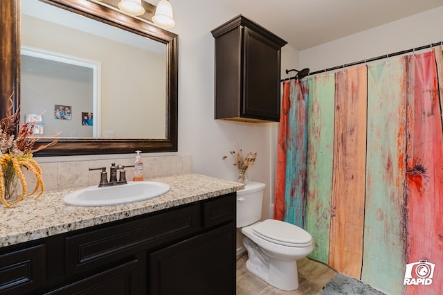 full bathroom with toilet, a shower with curtain, and vanity