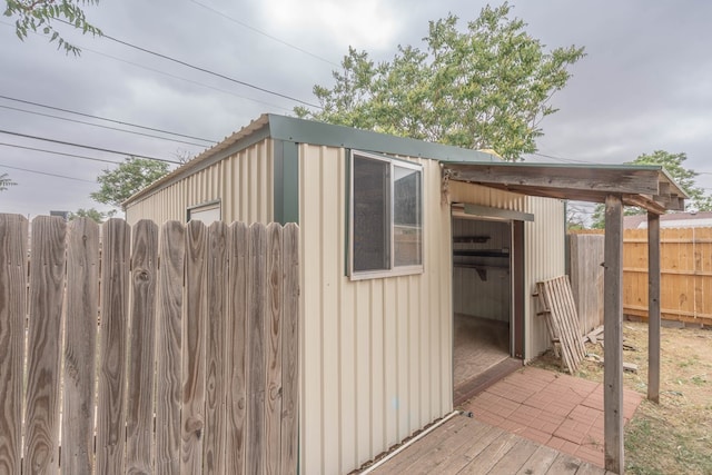 view of outdoor structure with fence and an outdoor structure