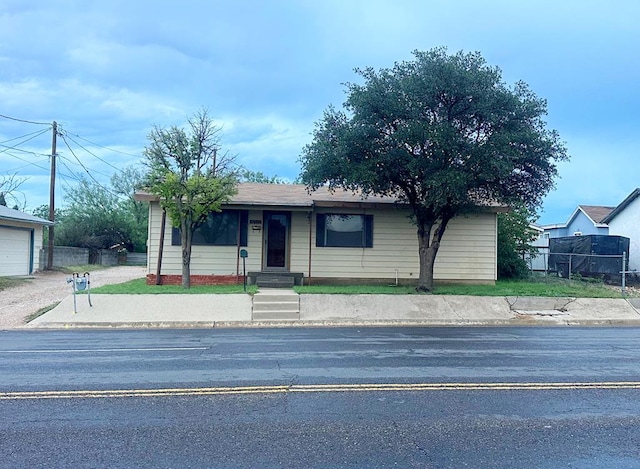 1707 Goliad St, Big Spring, TX 79720 - ranch-style house with entry steps