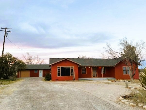 view of front facade with driveway