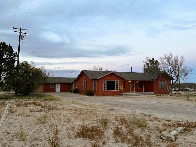 single story home featuring driveway