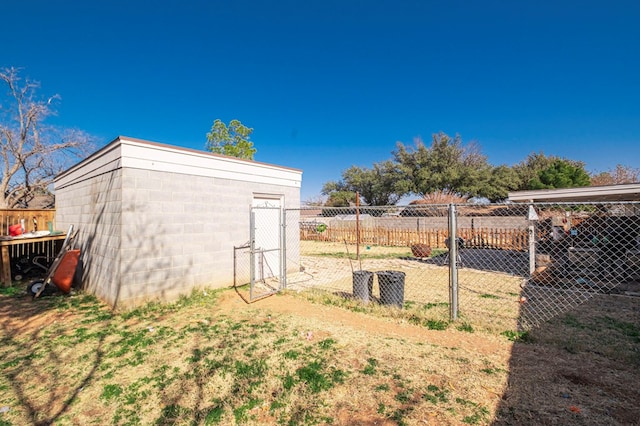 view of yard featuring fence and an outbuilding