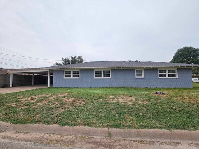 view of front of home featuring a front yard and a carport