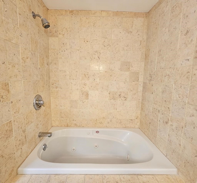 bathroom with tiled shower / bath