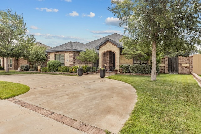 view of front of house featuring a front lawn