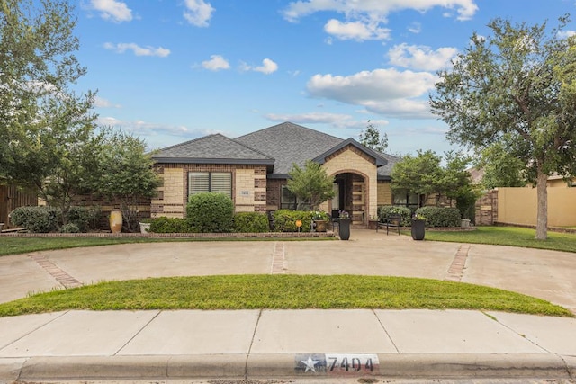 view of front of house featuring a front lawn