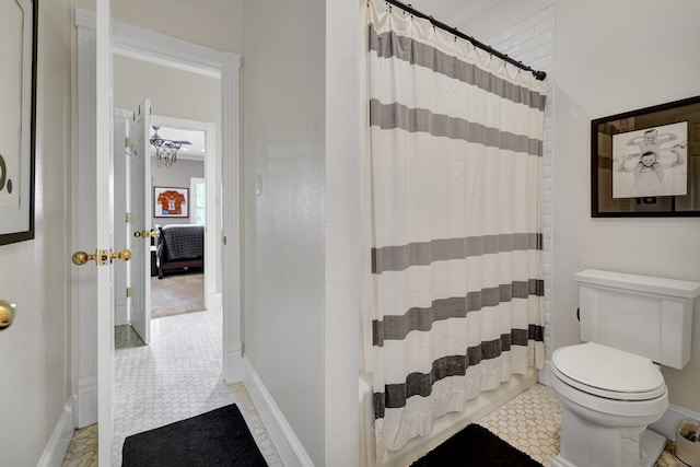 full bath with baseboards, toilet, tile patterned floors, and curtained shower