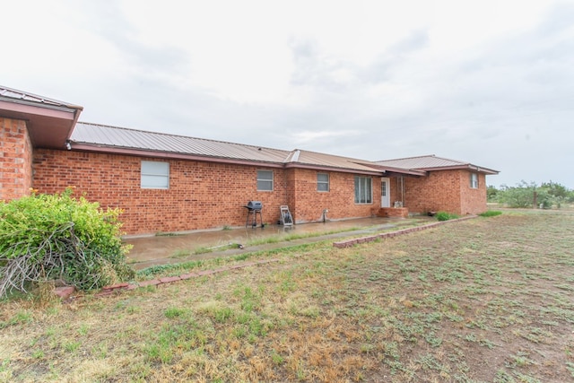 back of house featuring a lawn