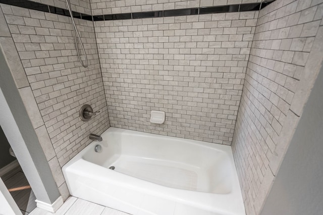 bathroom featuring tiled shower / bath combo