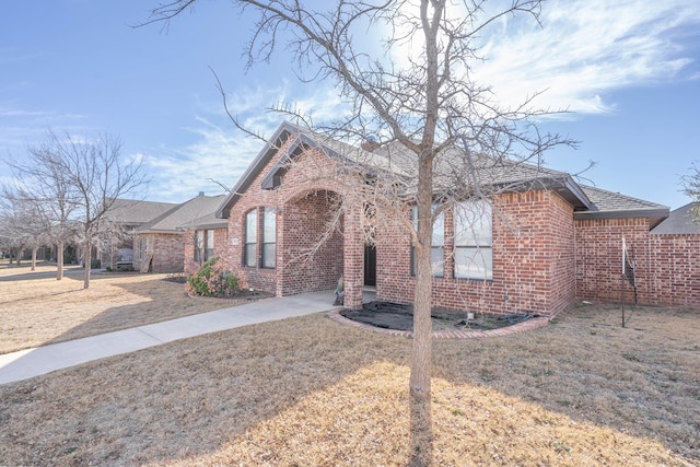 view of front of property featuring a front lawn