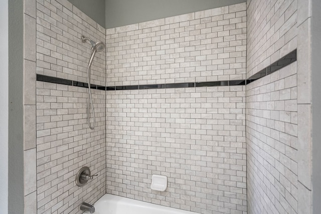 bathroom featuring tiled shower / bath