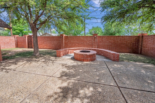 view of patio with an outdoor fire pit