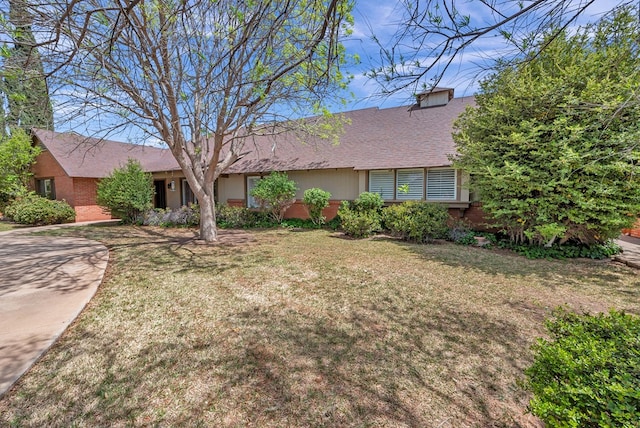 ranch-style home with a front yard