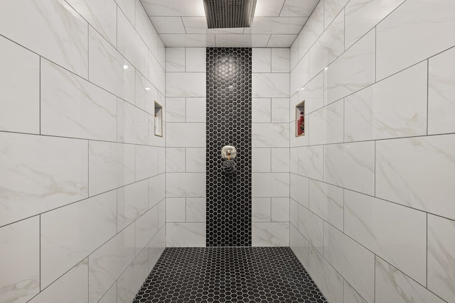 bathroom featuring a tile shower