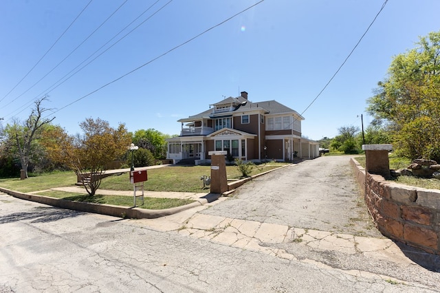 view of front of property featuring a front lawn