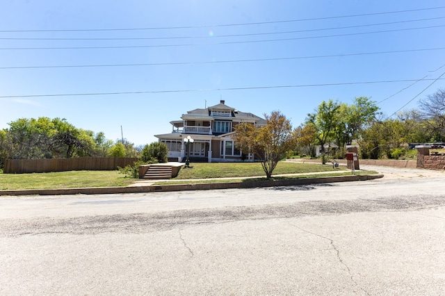 view of front facade with a front yard