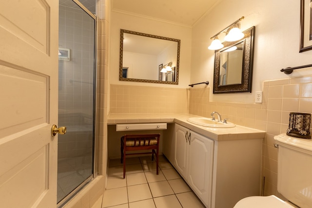 bathroom featuring a shower with door, crown molding, tile patterned flooring, toilet, and tasteful backsplash