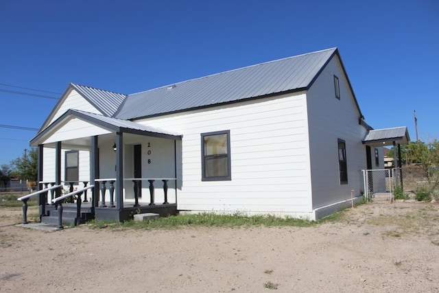 view of front of property with covered porch