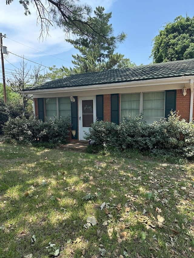 ranch-style home with a front lawn