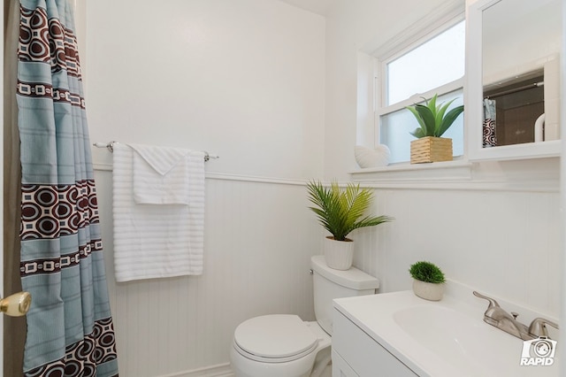 404 E Dormard Ave, Midland, TX 79705 - bathroom with vanity, wainscoting, toilet, and a shower with shower curtain