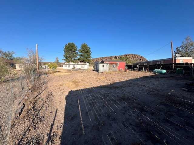 view of yard featuring a storage shed