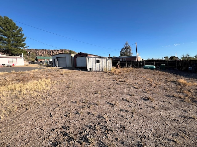 view of yard featuring an outdoor structure