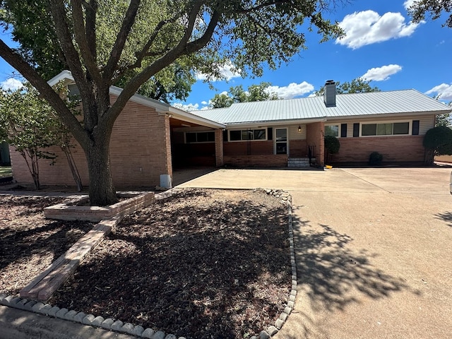 single story home with a carport