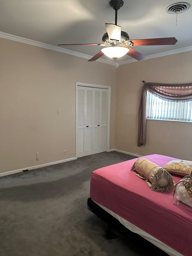 carpeted bedroom featuring ceiling fan, crown molding, and a closet