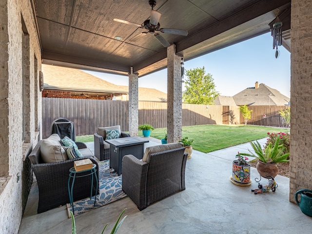 view of patio featuring an outdoor living space, a fenced backyard, and a ceiling fan