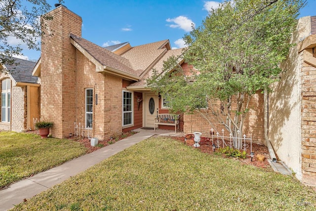 view of front of property with a front yard