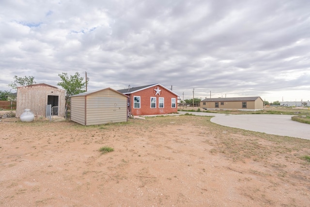 view of yard featuring fence and an outdoor structure